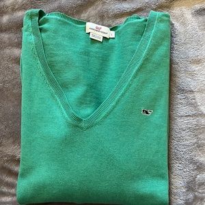Women’s vineyard vines V neck sweater size L